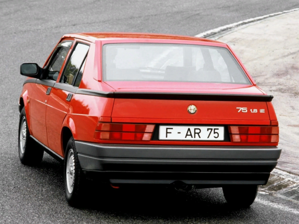 Alfa Romeo 75 фото